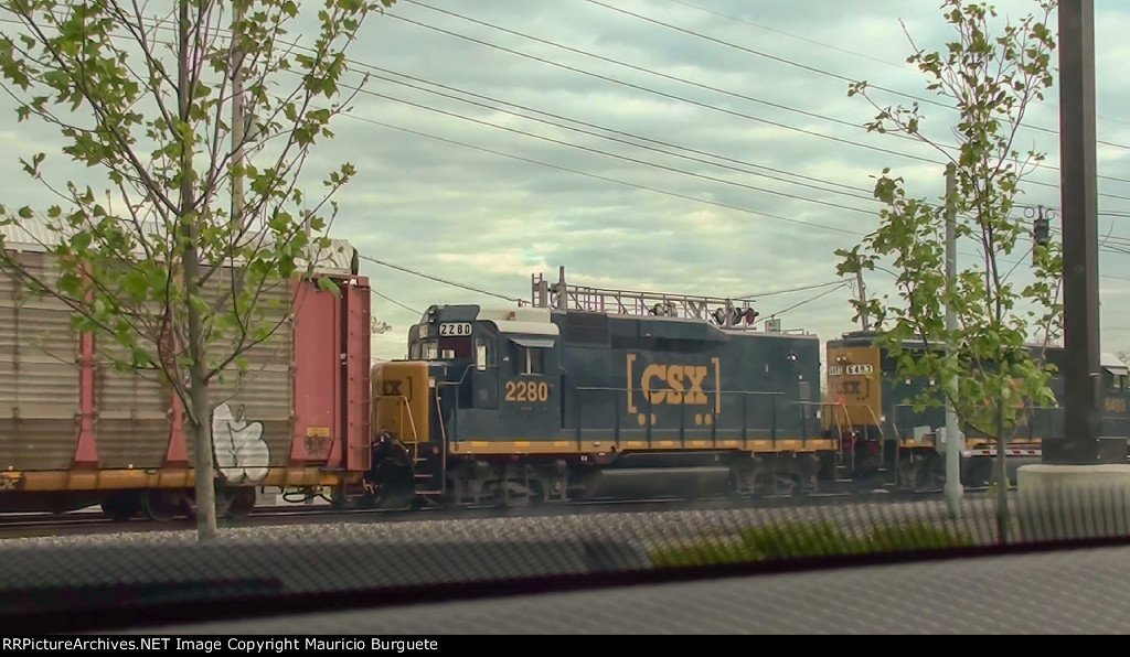 CSX GP40-2 with Road Slug